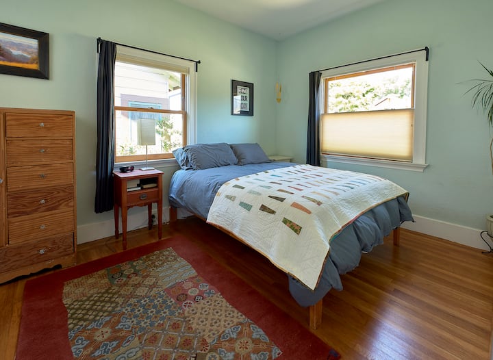 Спална соба 1: предна спална соба - брачен кревет и приватна бања (со када/туш).