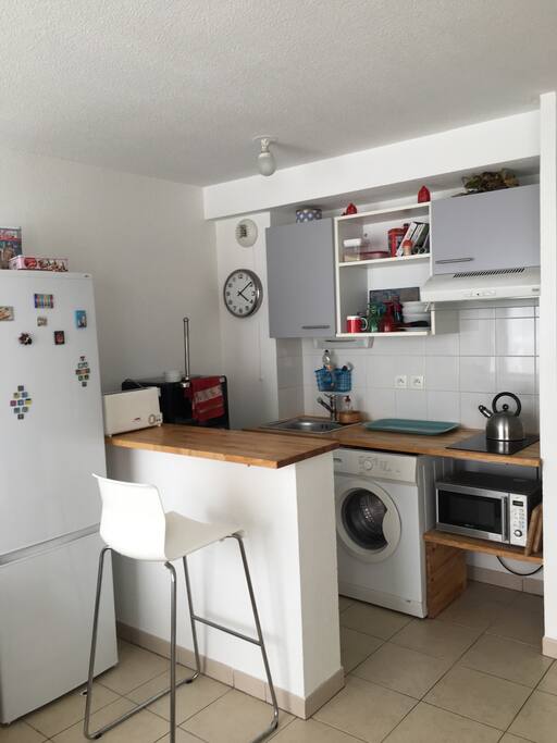 La cuisine toute équipée avec four et micro onde, réfrigérateur et congélateur. Le petit déjeuner est inclus et vous avez un grille pain et une machine à café Nespresso à votre disposition.