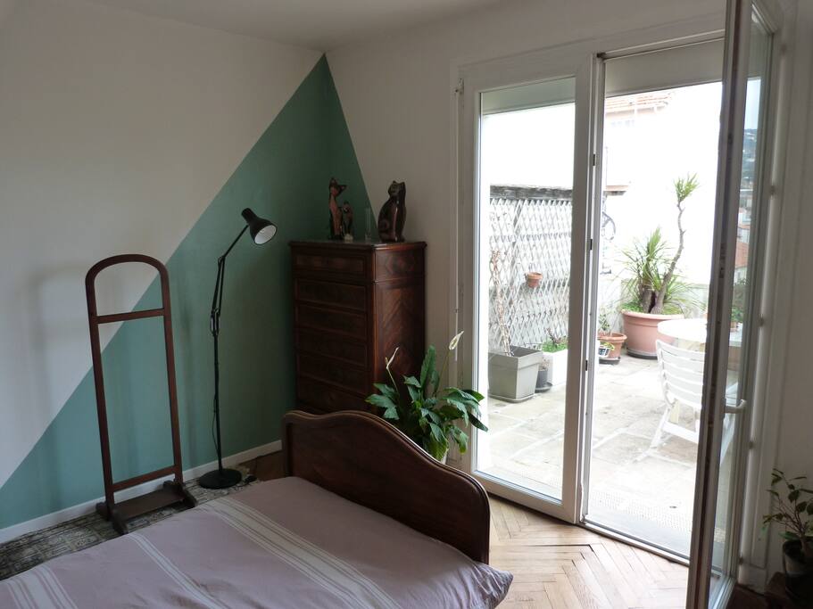 La chambre donne sur la terrasse, le lever du soleil est magnifique.