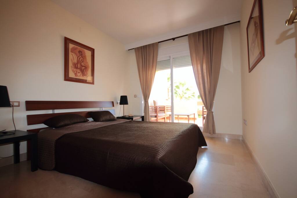 Dormitorio con cama de matrimonio