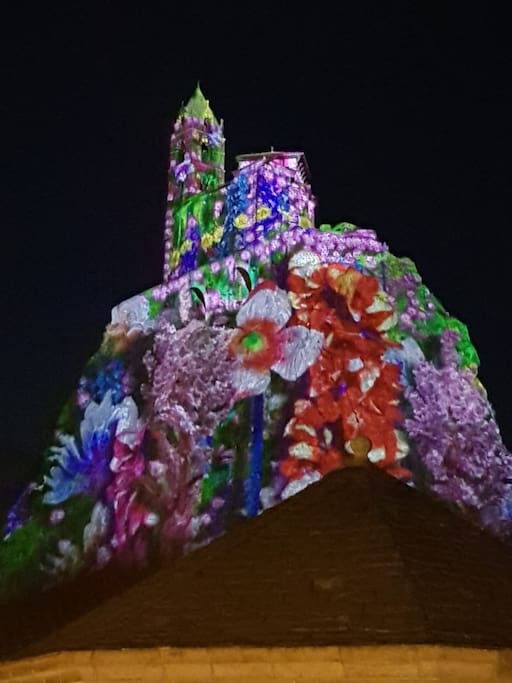 Le rocher illuminé, vu de la fenêtre principale