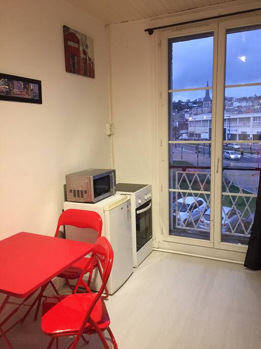 frigo-micro onde- four et plaques electriques
