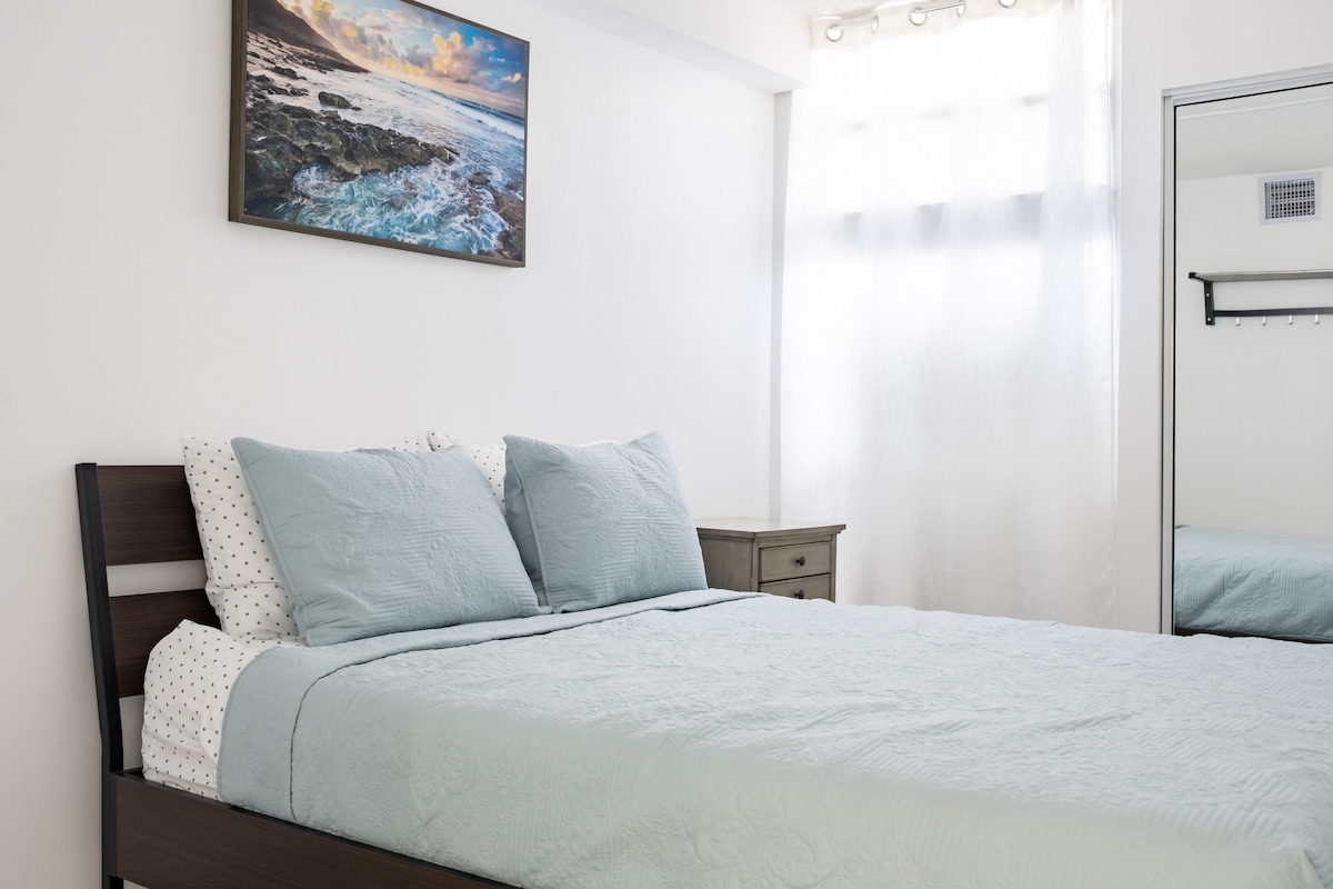 חדרמס '1: חדר נוח עם מיטת קווין סייז.