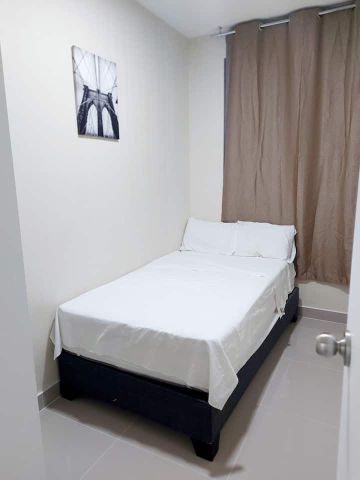 3era habitación con cama de plaza y media.