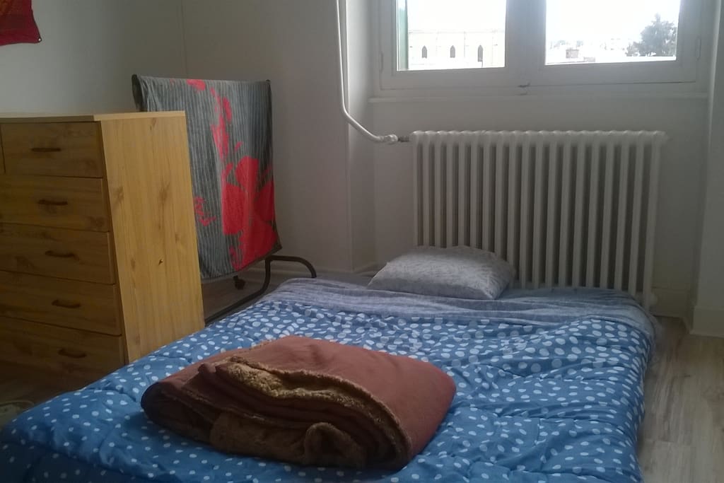 lit double dans chambre chauffée