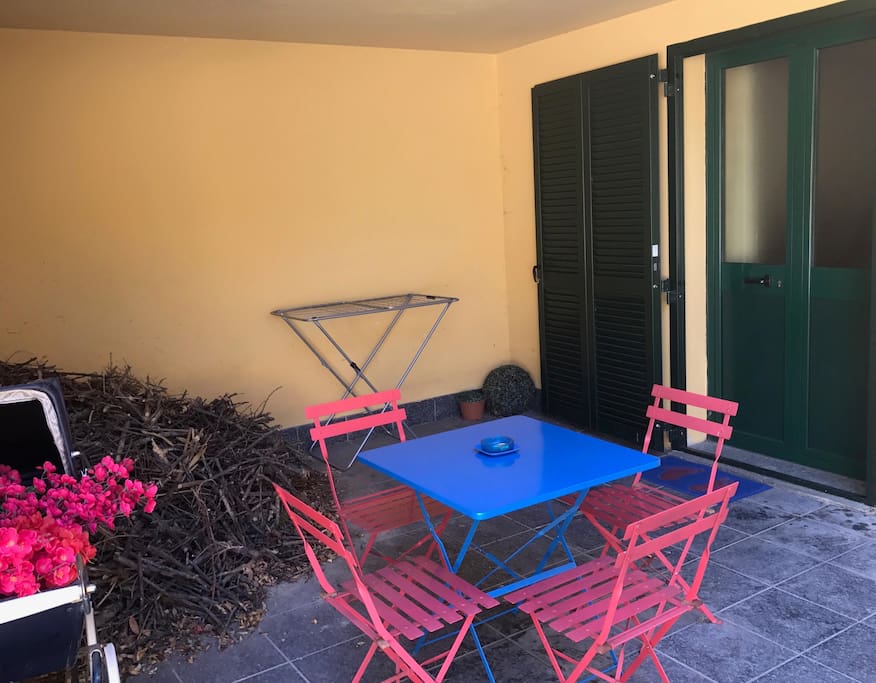 Entrata indipendente alloggio in villa. Independent entryway to the apartment within the villa.