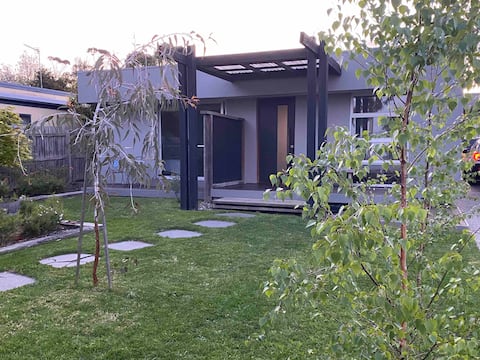 Ocean inlet home. 900m walk to town. 400m to Inlet