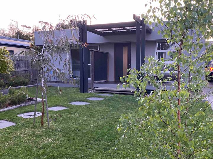 Ocean inlet home. 900m walk to town. 400m to Inlet