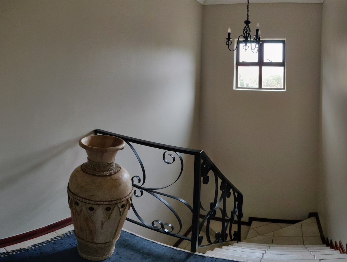 Las escaleras desde el dormitorio hasta la sala de estar