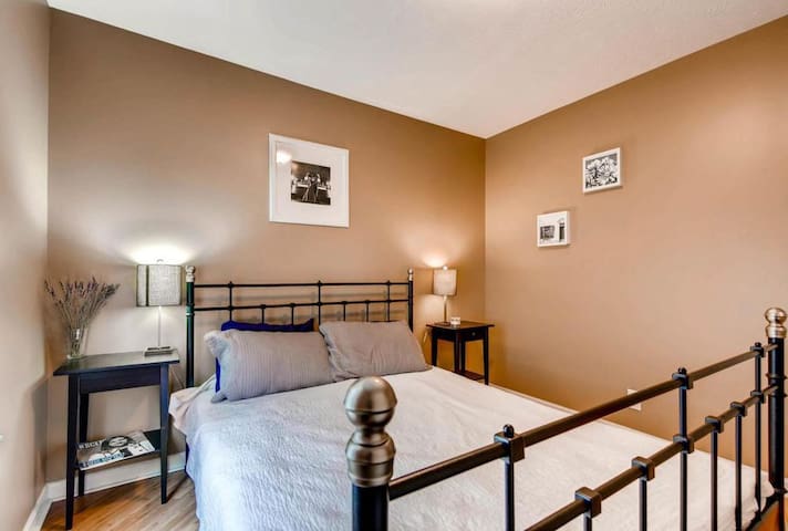 Chill private bedroom just minutes from downtown!