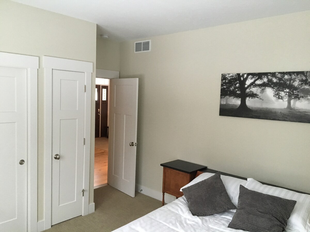 Стая за гости с пълно легло, прилежаща баня