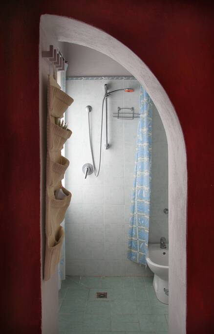 Camelia bathroom