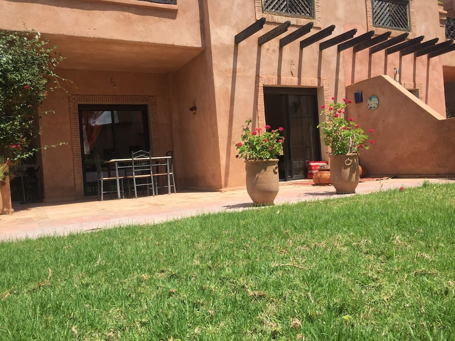 Véranda avec jardin privé