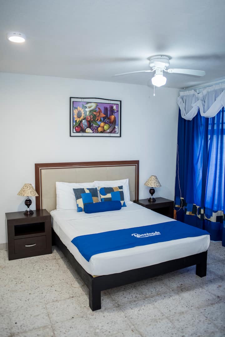 Повече от красноречива снимка на леглото Queen, намерена в таванско помещение тип апартамент 1 с климатик и всички удобства на ваканционен престой 