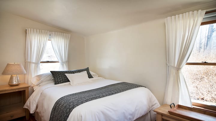 Hay un segundo dormitorio más pequeño en el primer piso con cama matrimonial, sábanas de lujo y ventanas orientadas al este (con cortinas opacas).