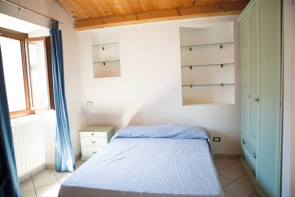 Letto matrimoniale ed armadio spazioso