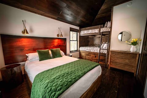 Sauna, Hiking, Private Chef, & Walk To Village