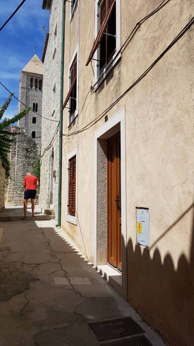 the house is in the heart of the old town