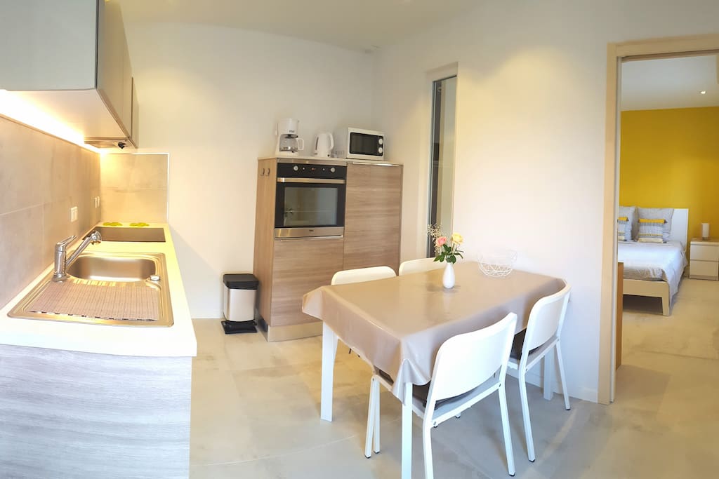 Le logement : la cuisine et la chambre