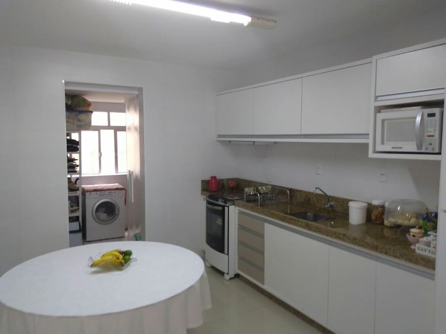 cozinha completa e área de serviço