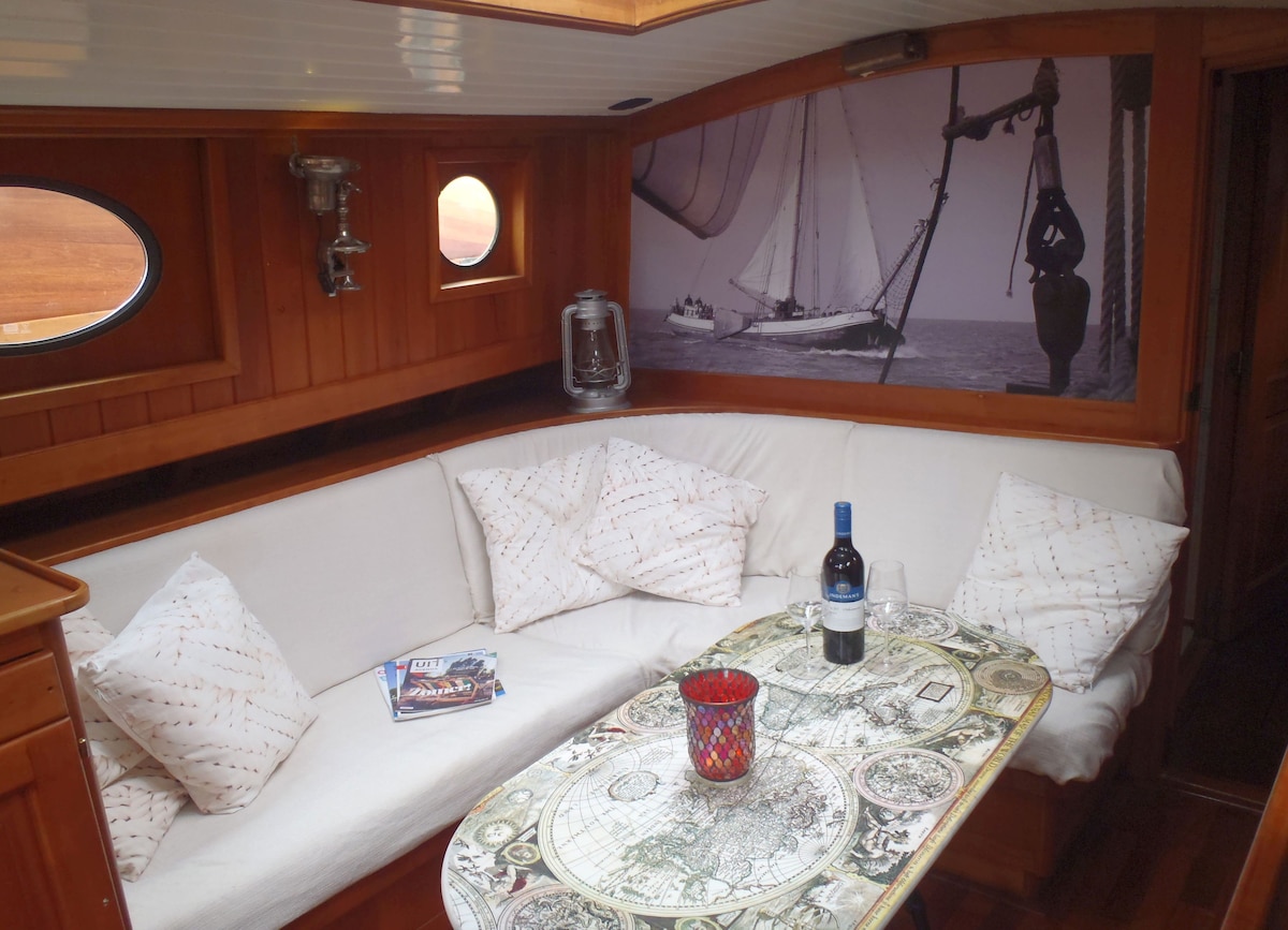 10-stunning-houseboats-airbnbs-on-amsterdam-canals-itsallbee-solo