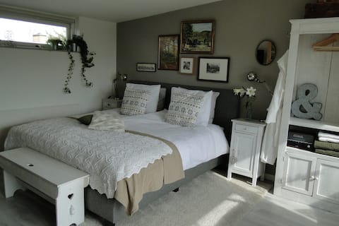 Rustig gelegen Bov&kamer etage met Privacy!