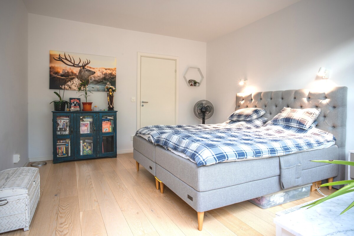 غرفة نوم كبيرة بسريرين مطويين 90 سم مع راحة فائقة. 