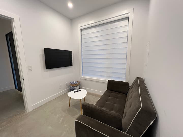 主楼层的主卫生间旁边的书房/卧室折叠双人床。