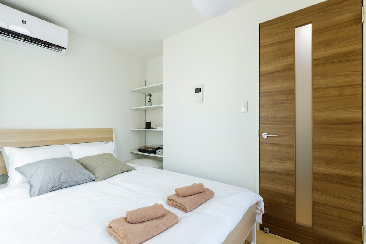 平静自然色的卧室