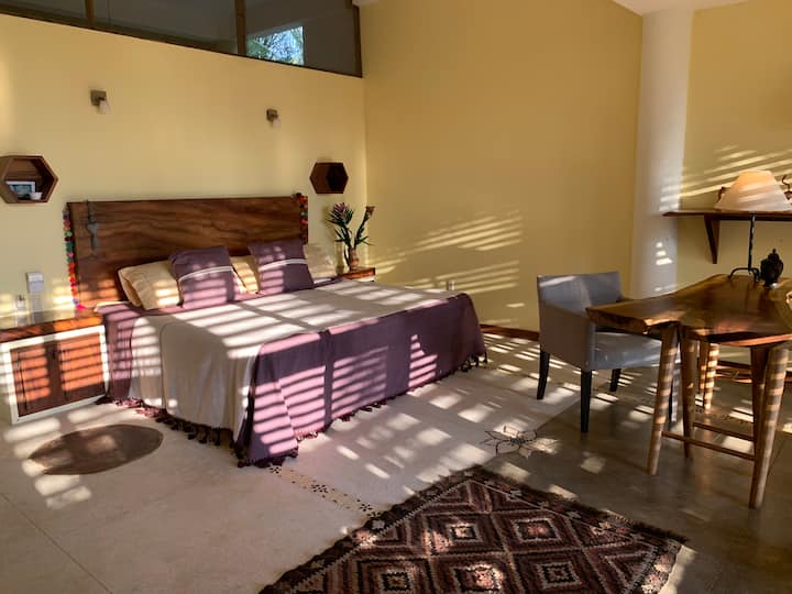 主客房。加大双人床