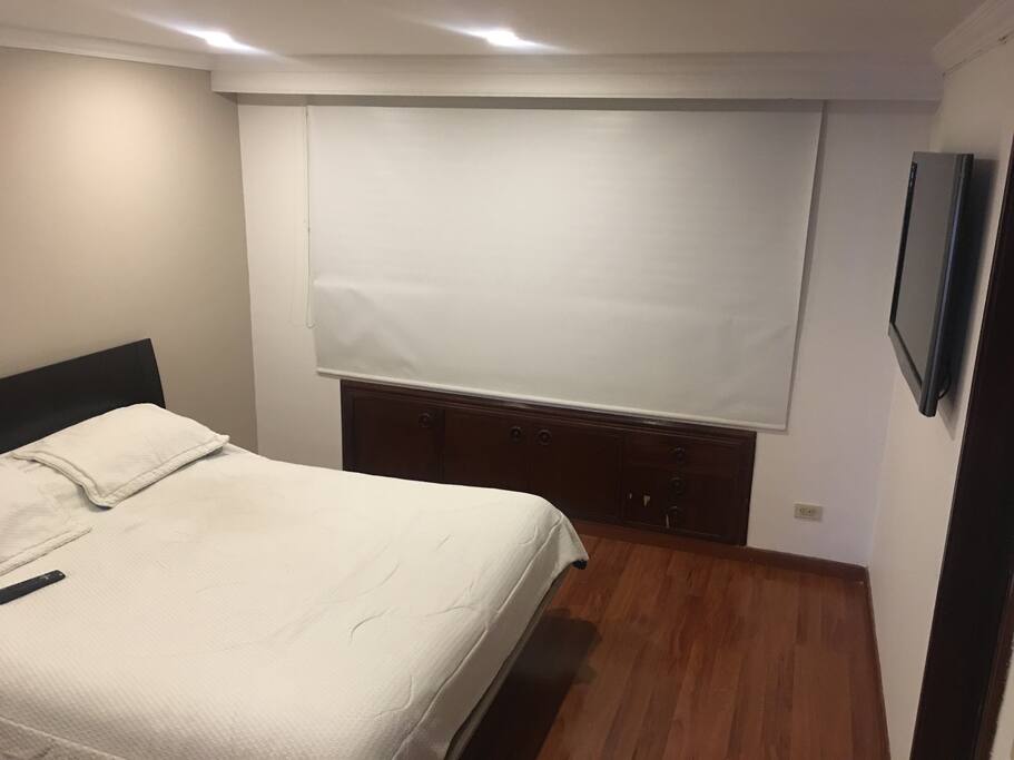 Habitación. Cama Queen, Televisión, cajilla de seguridad y baño privado.