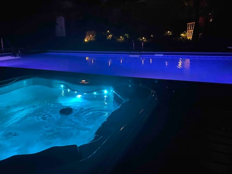 Sequoia Suite 2bdrm Pool+Hot Tub Centrally Located