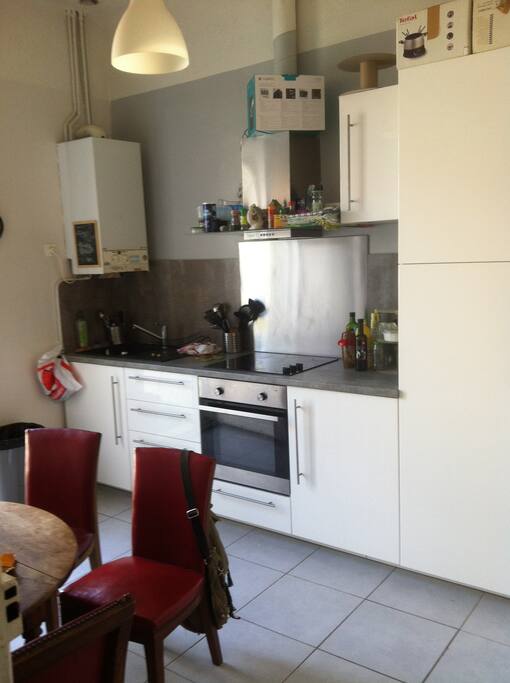 cuisine toute équipée (2 frigo+ four + micro honde + cafetière etc)