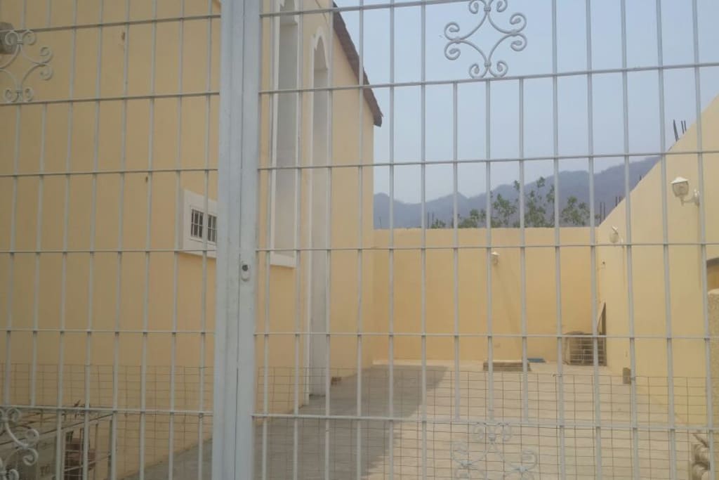 Amplio estacionamiento