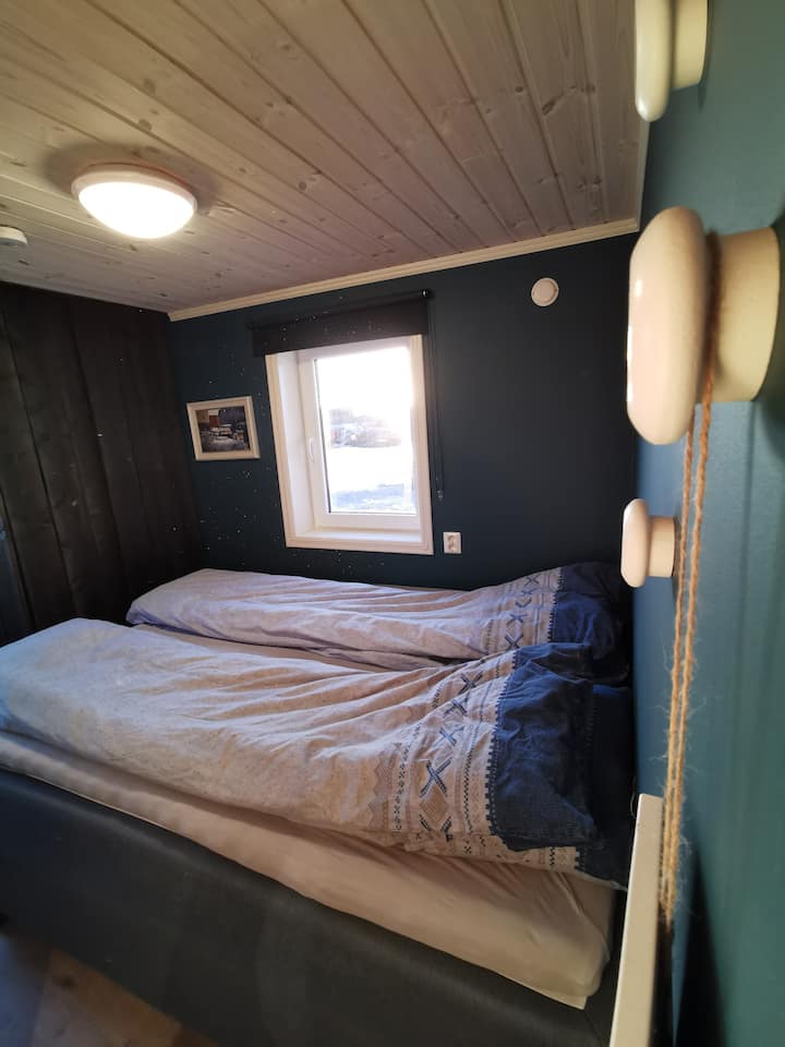 Dormitorio 1, cama matrimonial con 160 cm de ancho y toque para colgar ropa. Vista al mar desde la ventana y aquí tienes la puesta de sol por la tarde. La habitación es fresca en verano y con licuadoras oscuras, por lo que tendrás una habitación oscura. 