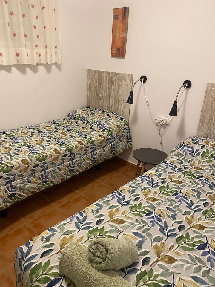 卧室配备两张1米宽单人床