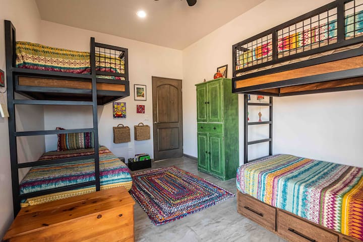 Სასიამოვნო მექსიკური ფერები ორსართულიან სახლში.