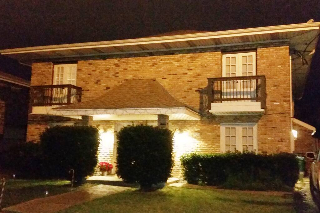 Luxury 2-bedroom townhome, perfect for small families, those in town on business, or visiting loved ones who are in nearby hospitals.