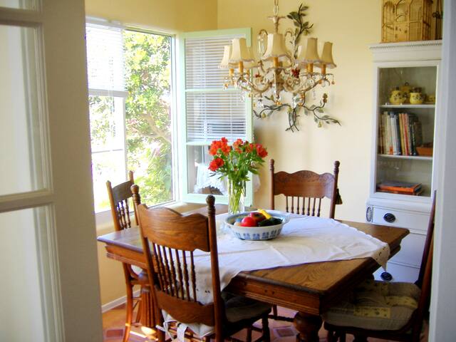 Redondo Beach house 5 min walk to beach-Historic gallery image 2