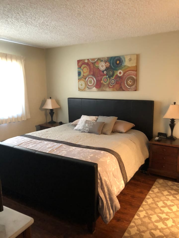 Mjeshtër me një krevat dopio "king"