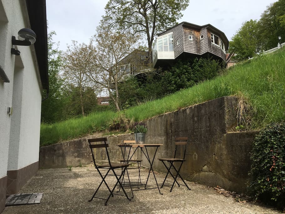 Terrasse vor der Wohnung mit Blick auf das Baumhaus