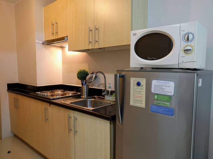 Clean 2br/2ba Condo Near Sm Mall W/ Wifi + Balcony - Quezon City