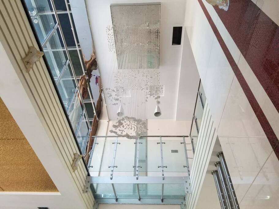 从一楼看二楼视角. 水晶大吊灯很美.