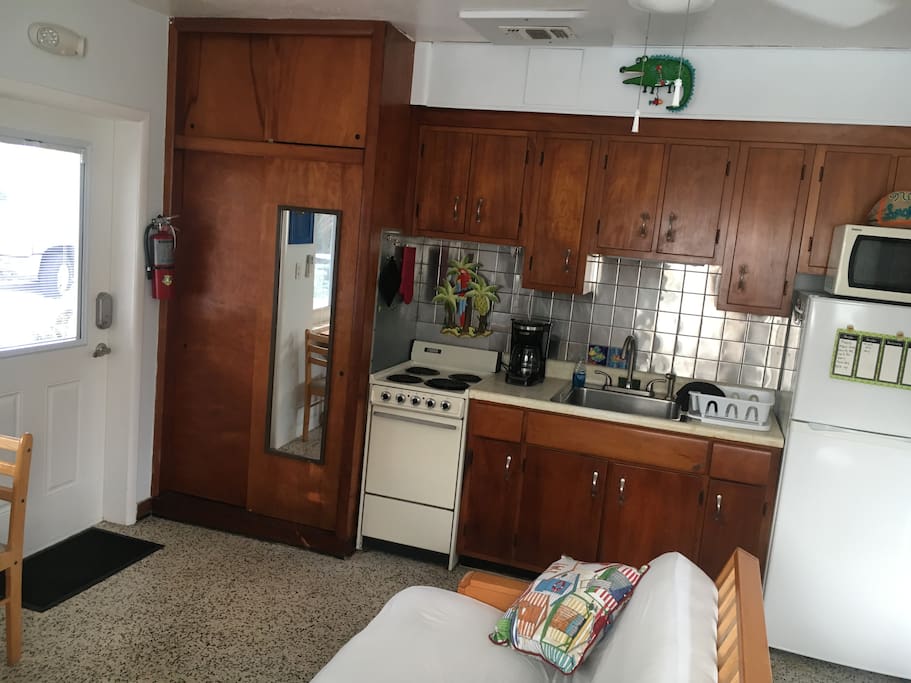 Fully equipped kitchen, medium size refrigerator, coffee maker, toaster