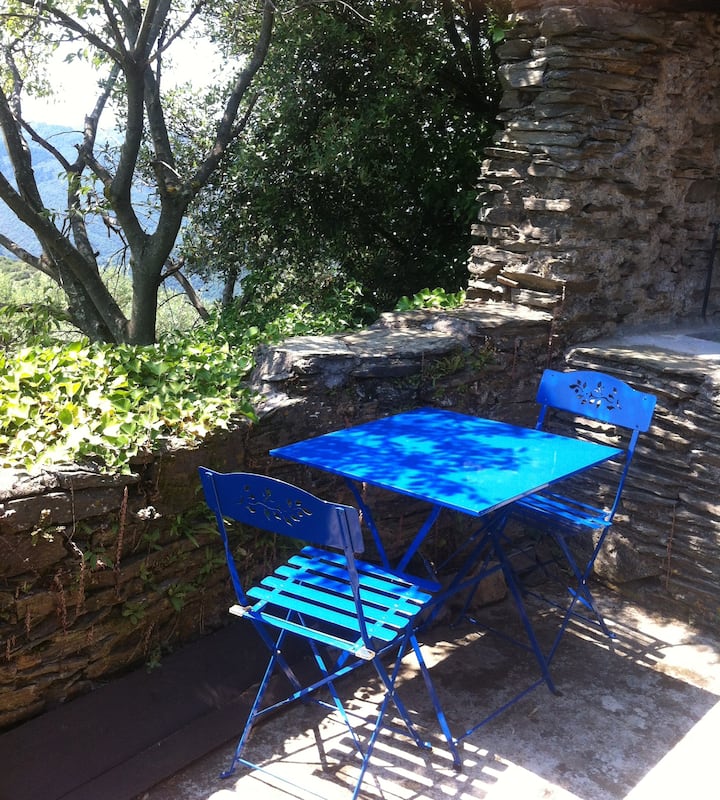 Терасата, съседна на спалнята на Ла Кледе (пристройка).