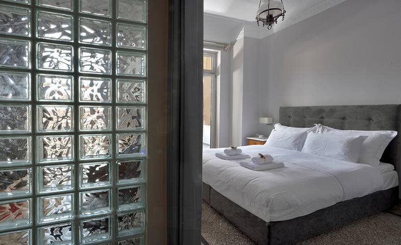 Electra Neoclassical Apartment – 3 min from Metro gallery image 4