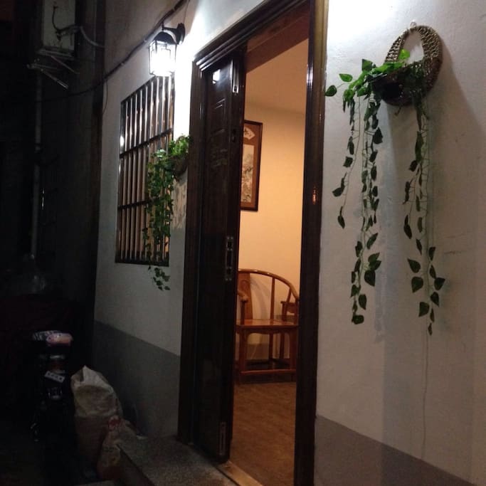 小楼门口