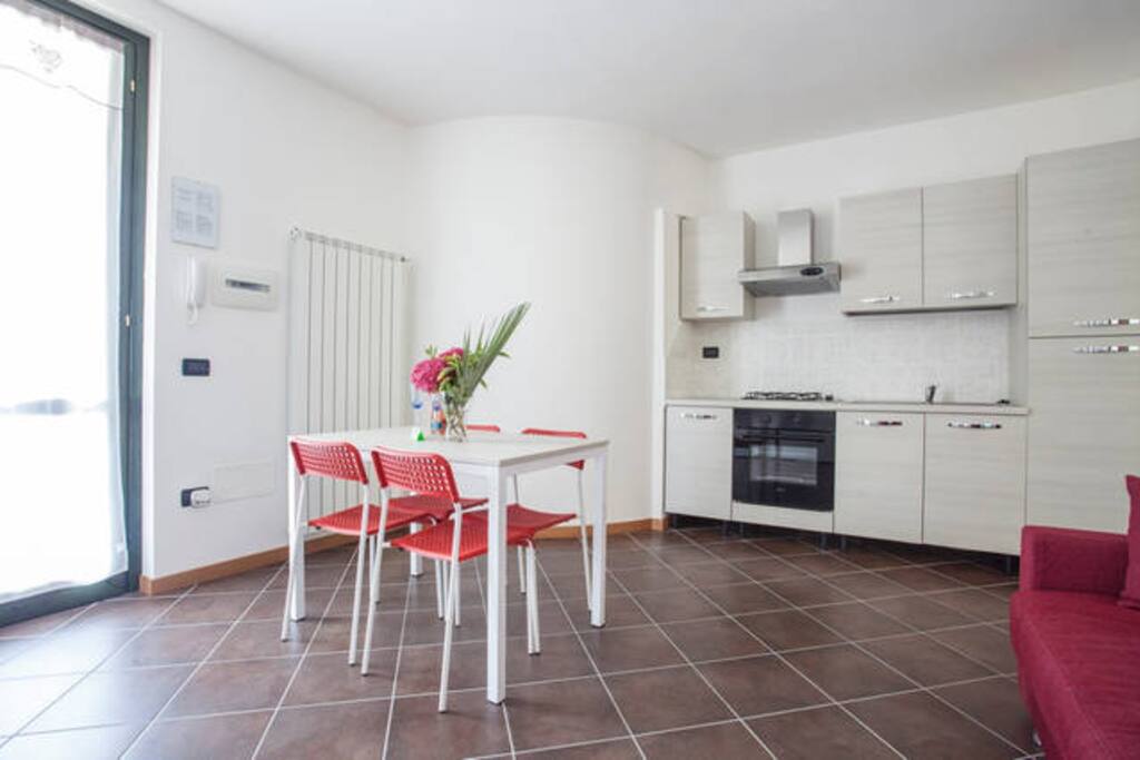 Visione angolare della cucina completa