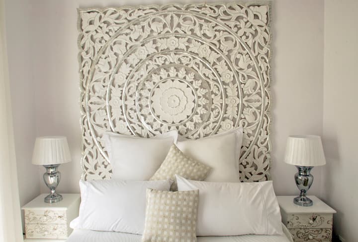 อพาร์ทเมนท์ดีลักซ์
การตกแต่งที่มีคุณภาพสูงและมีสไตล์หัวเตียงสีเงินบนเตียงคู่สไตล์ราบิก
