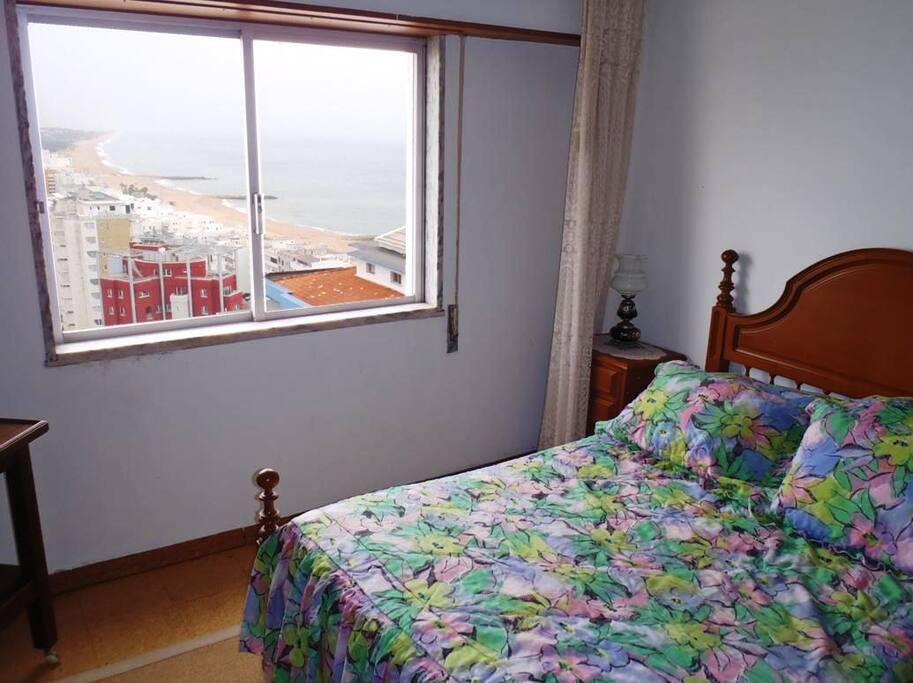 Quarto 1 com cama de casal com magnifica vista para o mar.